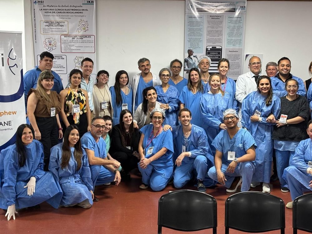 Foto grupal de participantes e instructores del taller de disección cadavérica